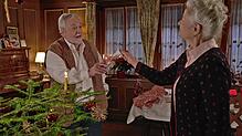So war Weihnachten früher bei den Fallers. Die verstorbene Ursula Cantieni stößt mit Wolfgang Hepp auf den krummen Weihnachtsbaum an.