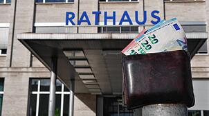 Viele Beschäftigten im öffentlichen Dienst im Singener Rathaus könnten schon bald mehr Geld im Geldbeutel haben.