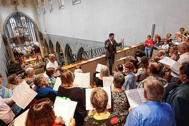 Für die musikalische Umrahmung des Gottesdienstes sorgt der Chor auf der Empore des Münsters.