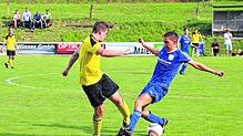 Pokal-Überraschung: Kapitän Michael Kibiger (links, gegen Silvio Fratamico) führte den B-Kreisligisten SV Eichsel trotz dauerhaftem ...