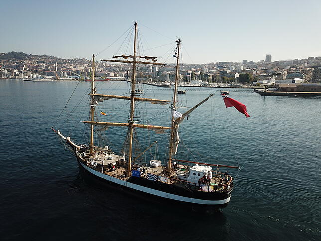 Das Schulschiff "Pelican of London" des Ocean College auf dem Weg zu einem Zwischenstopp in der spanischen Hafenstadt Vigo. Sie ist rund ...