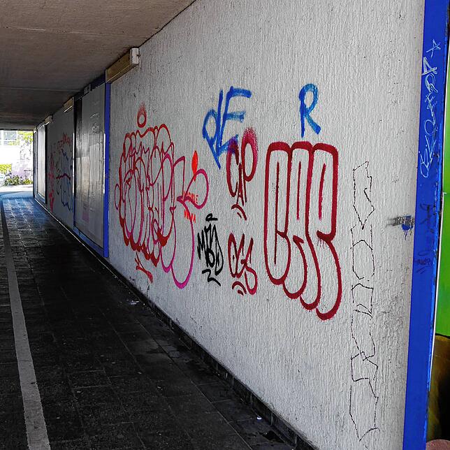 Auch nicht besonders schön: Während auf der einen Seite dieser Unterführung in Richtung Seestraße (auf dem Bild links) künstlerisch ...