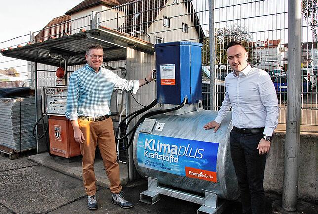 Martin Degen (links), Prokurist bei der Bernd Witz GmbH, und Daniel Krüger von der Firma EnergieAktiv aus Geislingen demonstrieren die ...