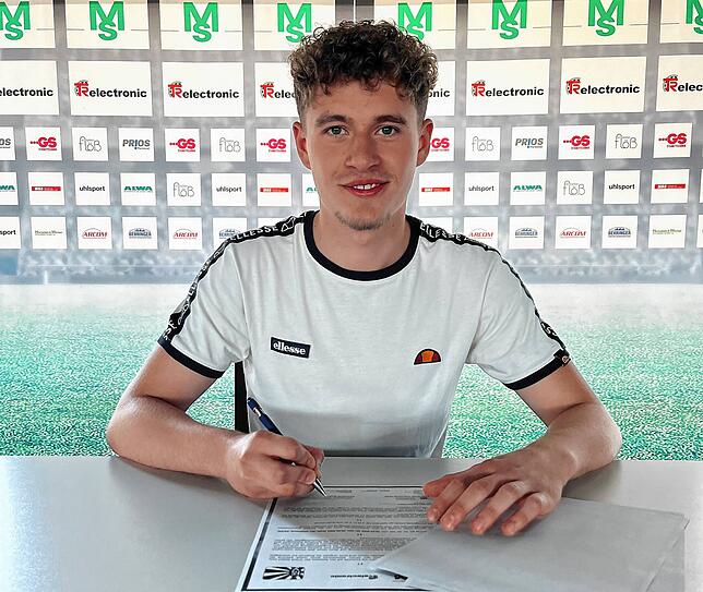 Setzt die Unterschrift unter den Vertrag. Kevin Ehmann.
