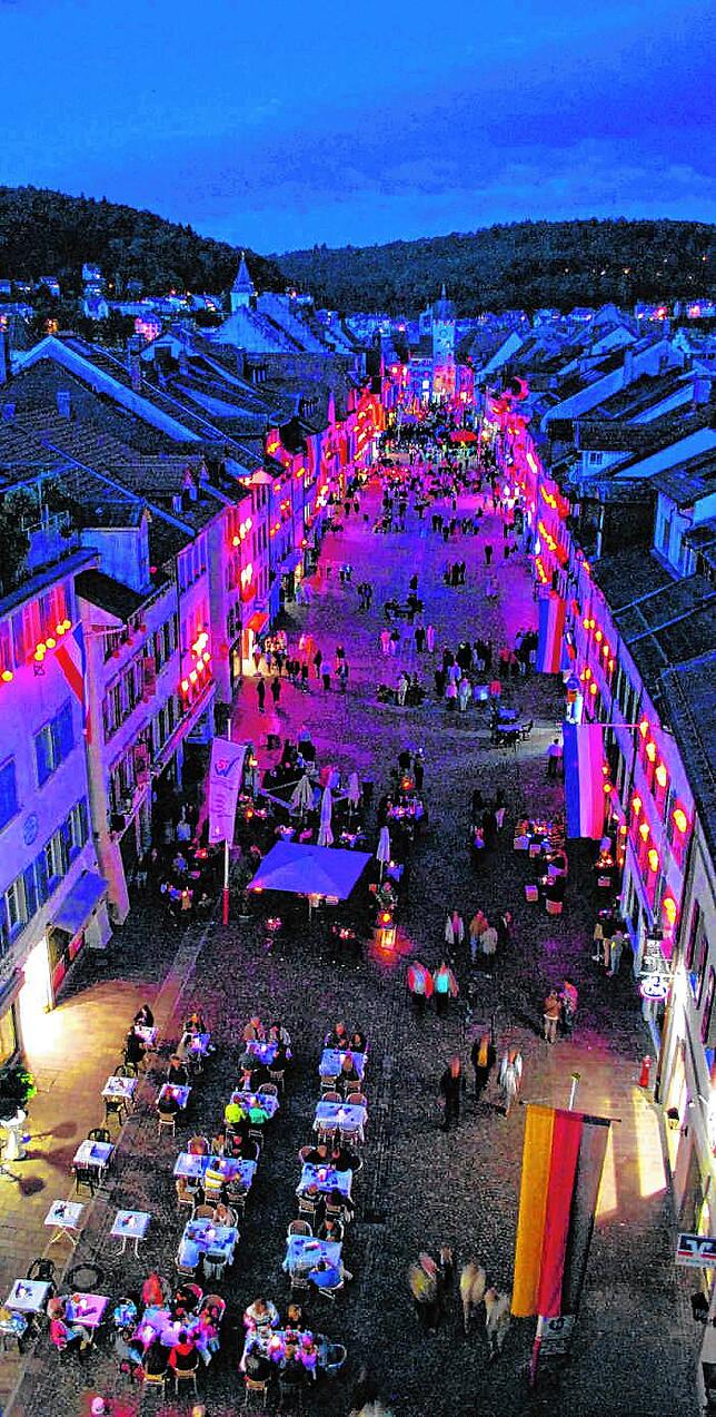 Blick aus dem Unteren Tor über die Waldshuter Kaiserstraße: Hunderte orangerote Lampions tauchen die Innenstadt am Chilbisonntag in ein ...