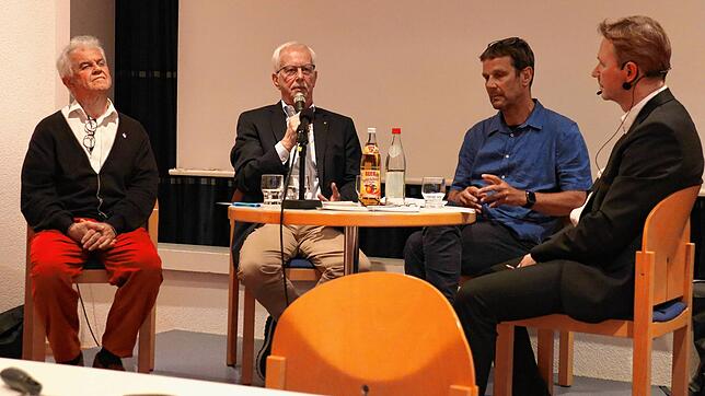 Von ihren persönlichen Erfahrungen mit Geflüchteten berichten (von links) Bernhard Grunewald, Klaus Danner und Marcel Da Rin dem ...