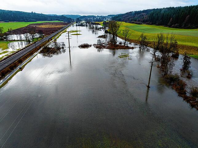 Überflutung an der Bahnlinie in Brigachtal, Fahrtrichtung Donaueschingen.