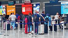 Fluggäste beim Check-in am Flughafen Friedrichshafen. 2023 verzeichnete der Bodensee-Airport 315.000 Passagiere, 25.000 weniger als im ...