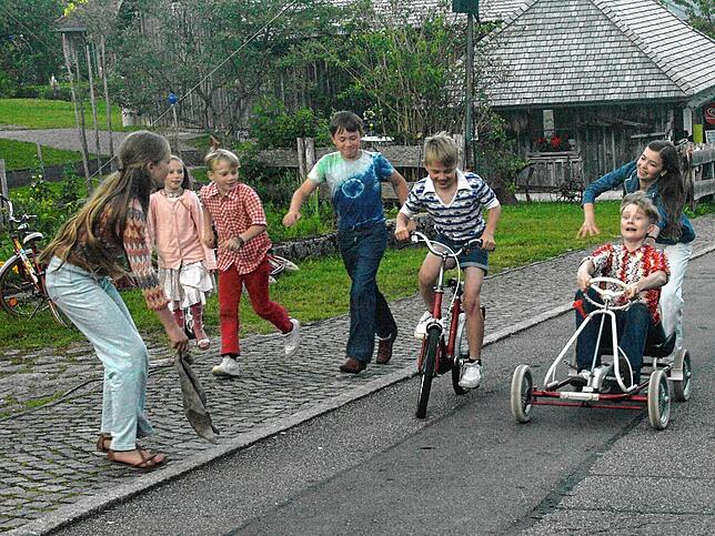 Die Kinder spielen das Wettrennen voller Begeisterung nach.