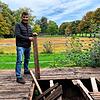 Ruedi Wolfender auf dem morschen Deck des Clubhauses. Am Montag, 4. November, hat der Rückbau begonnen.