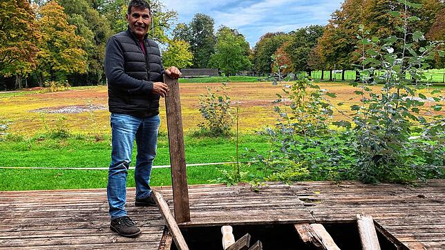 Ruedi Wolfender auf dem morschen Deck des Clubhauses. Am Montag, 4. November, hat der Rückbau begonnen.