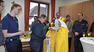 Die Sternsinger sammelten beim Neujahrsempfang der Gemeinde Häusern Spenden für Kinder in Not, die Spendenbereitschaft der Gäste war ...