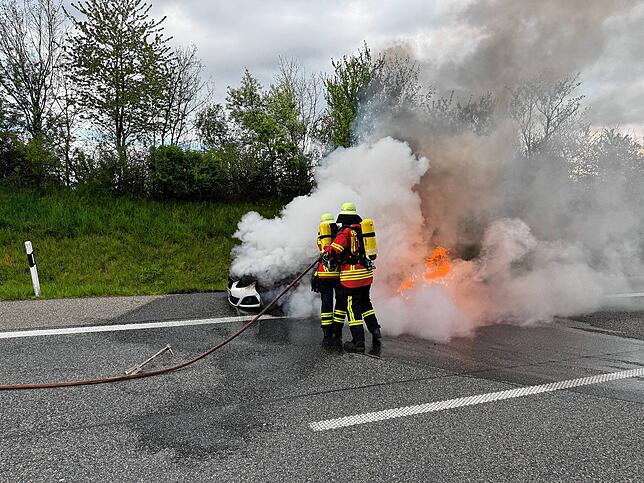 Offenes Feuer, schwarze Rauchwolke über dem Hegau: Die Feuerwehr muss ein Auto im Vollbrand löschen.