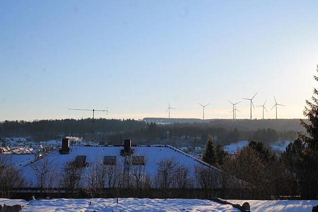 So würde der Windpark Bräunlingen aussehen: Die Visualisierung zeigt den Blick von der Kantstraße in Bräunlingen aus. Bild: DGE Wind ...