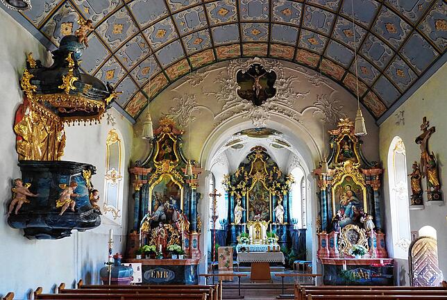 Das Innere der Uracher Kirche ist von einnehmender atmosphärischer Geschlossenheit.