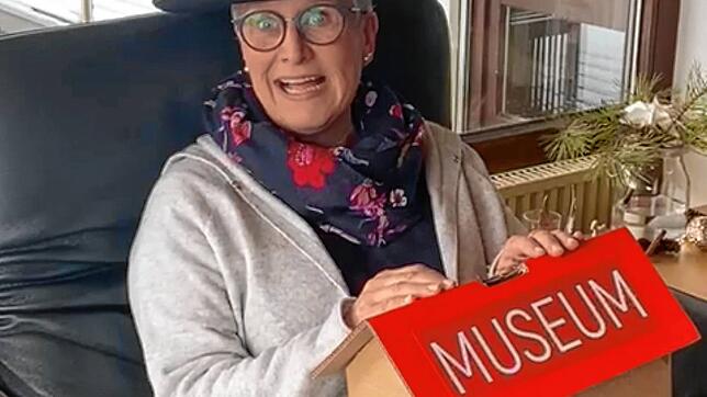Barbara Pudimat, Chefin der Berggeister-Schar in Aftholderberg, wirbt online für die Spendenaktion für das Fasnachtsmuseum Schloss ...