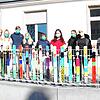 Die Arbeitsgemeinschaft &bdquo;Come together&ldquo; des CVJM Singen hat diesen Zaun gemeinsam mit Schülern der Hebelschule verschönert. ...