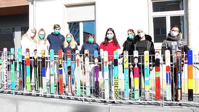 Die Arbeitsgemeinschaft &bdquo;Come together&ldquo; des CVJM Singen hat diesen Zaun gemeinsam mit Schülern der Hebelschule verschönert. ...