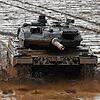 Ein Kampfpanzer der Bundeswehr vom Typ Leopard 2A6 fährt während einer Gefechtsvorführung über den Übungsplatz im niedersächsischen ...