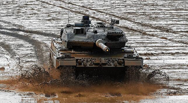 Ein Kampfpanzer der Bundeswehr vom Typ Leopard 2A6 fährt während einer Gefechtsvorführung über den Übungsplatz im niedersächsischen ...