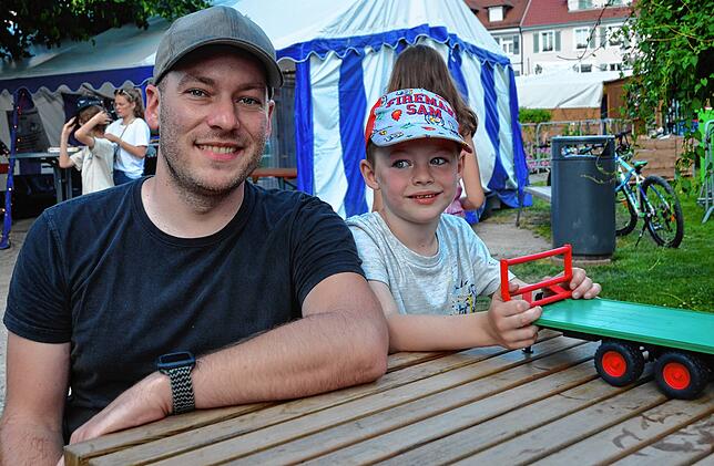 Johannes Feist mit seinem Sohn Janis, der auf dem Kinderflohmarkt einen Heuwagen bekommen hat.