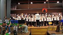 Mit viel Bewegung und einem Lachen im Gesicht bietet der Kinderchor der Schule an der Rheinschleife seine Lieder dar und sorgt für ...