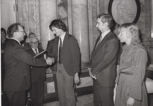 1983 wird Jürgen Resch von Ministerpräsident Lothar Späth mit Gerhard Knötzsch und Schwester Verena für sein bürgerschaftliches ...