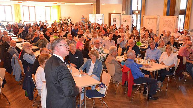 Professor Frank Brettschneider, Inhaber des Lehrstuhls für Kommunikationswissenschaft an der Universität Hohenheim, erläutert seinen ...
