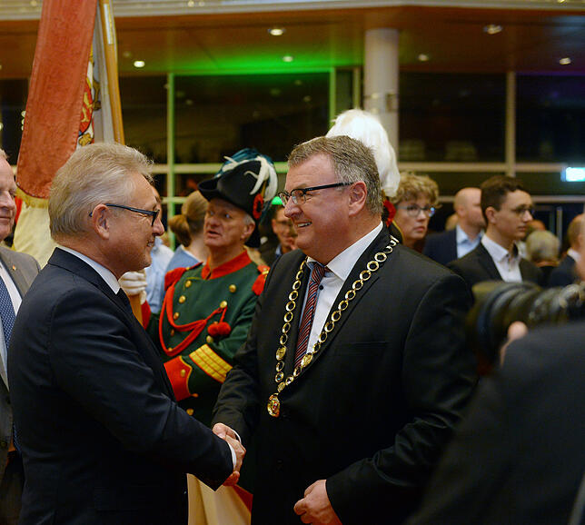 Der Bundestagsabgeordnete Lothar Riebsamen begrüßt den Oberbürgermeister von Friedrichshafen, Andreas Brand.