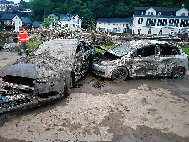 Schlamm, Autowracks und jede Menge Geröll: In Ahrweiler steht kaum ein Stein mehr auf dem anderen.