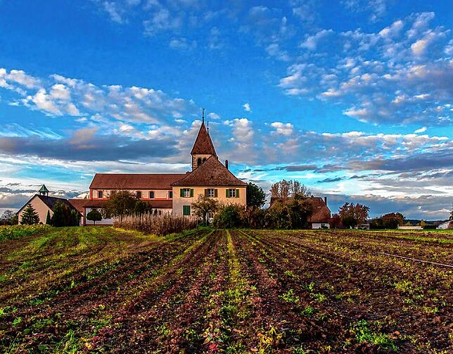 Die romanischen Kirchen inmitten der Kulturlandschaft der Insel Reichenau sind ein UNESCO Welterbe. Die Kirche St. Peter und Paul (Bild) ...