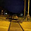 Statt hinter dem Bahnübergang nach rechts abzubiegen fuhr die alkoholisierte Fahrerin direkt auf die Gleise. Sie blieb dabei unverletzt.