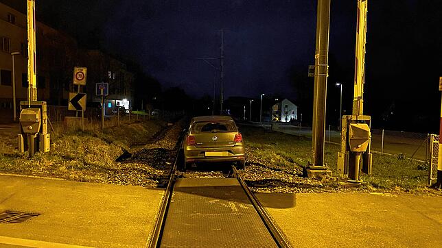 Statt hinter dem Bahnübergang nach rechts abzubiegen fuhr die alkoholisierte Fahrerin direkt auf die Gleise. Sie blieb dabei unverletzt.