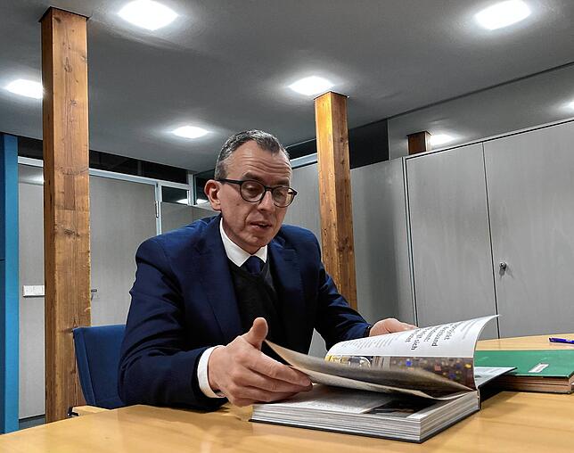 Landrat Sven Hinterseh – hier im Januar 2024 – liest in seinem Büro im Kreisalmanach. Für den Strom der Lampen wünscht er ...