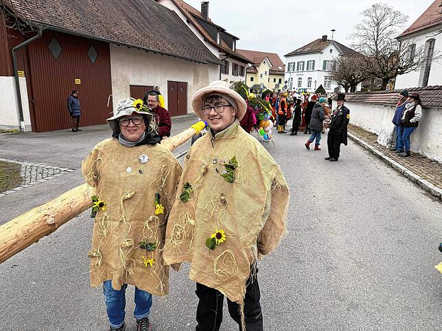 Bild 29: Katzenzunft und zahlreiche Gäste feiern im Dorf