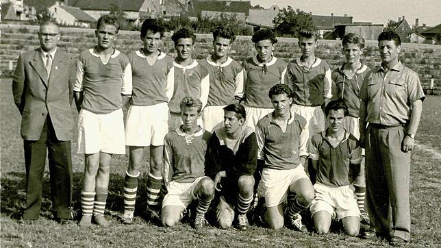 Die A-Jugend des FC Konstanz 1955 beim Endspiel um die Süddeutsche Meisterschaft in Bad Wörishofen gegen den VfB Stuttgart (stehend, von ...