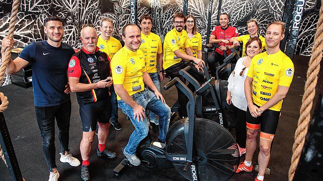 Bei der Übergabe der Starterpakete für den Hegau Bike Marathon (von links): Daniel Rosenkranz, sportlicher Leiter des ...