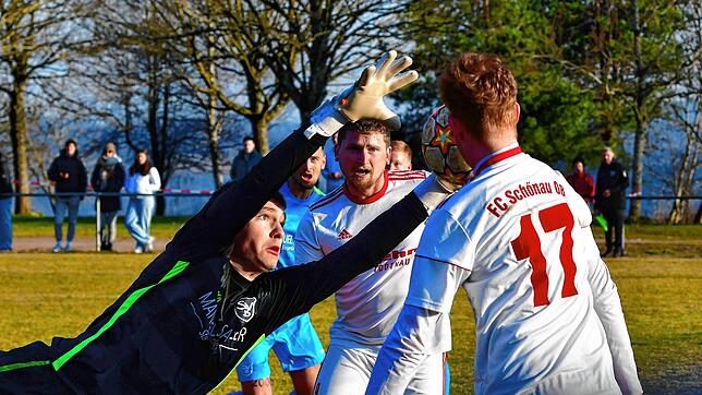 Chef vor dem Tor: Jannik Strittmatter, hier im Rückrundenspiel gegen den FC Schönau, hat sich mit seinen 21 Jahren zu einem der besten ...
