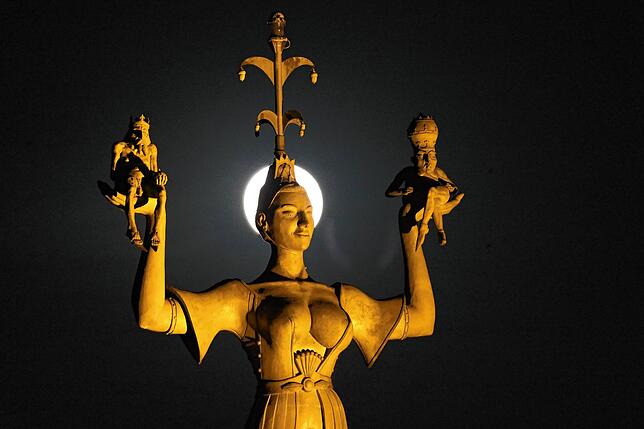 Der Vollmond lässt die Konzil-Kurtisane fast schon wie eine Schutzpatronin der Stadt Konstanz wirken.