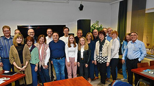 Bei der Versammlung (von links): Bernd Kümmerle, Rolf Lechner (verdeckt), Heike Kornmayer, Angelika Berner-Assfalg, Alexander Siegel, ...