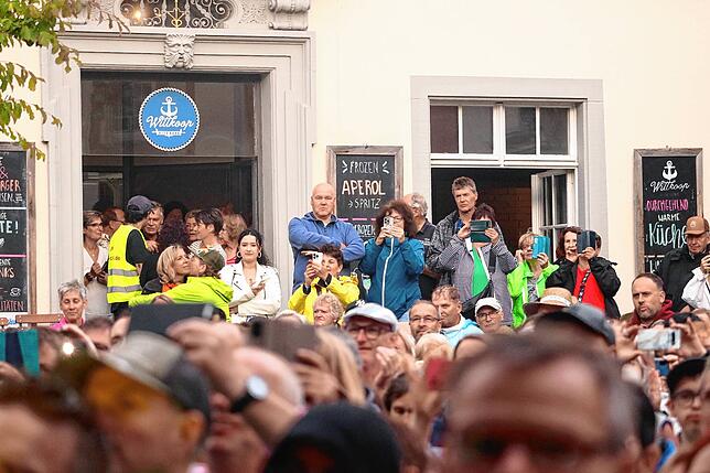 Bild 18: 2200 Fans feiern mit Kerstin Ott auf dem Schlossplatz