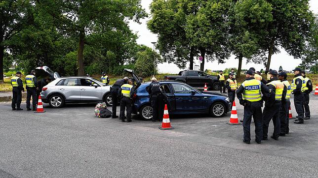 Bundespolizei und Grenzschutz kontrollieren auf der A40 in Nordrhein-Westfalen bei Straelen Fussballfans auf ihrer Einreise nach ...