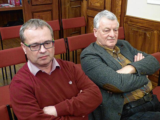 Aufmerksam verfolgten Fridolin Singler und Herbert Hausin von der Familienheim Bad Säckingen (v.l.) die Diskussion zur Wohnungslage am ...