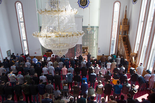 Die Gläubigen beten in der Konstanzer Moschee. Gebetet wird auf Arabisch.