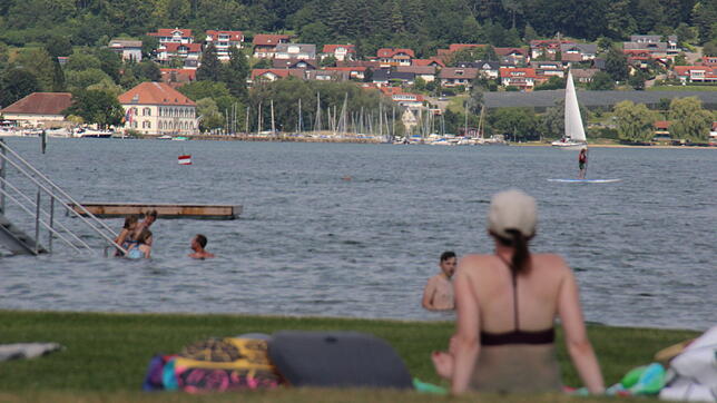 Das Strandbad in Bodman am Dienstagnachmittag: Nach schlechtem Wetter am Vortag ist hier nun wieder etwas los. In friedlicher Atmosphäre ...