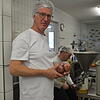 Markus Bruderhofer, Geschäftsführer von Delikat Essen in Gottmadingen, produziert mit regionalen Produkten Brotaufstriche, Pestos und ...