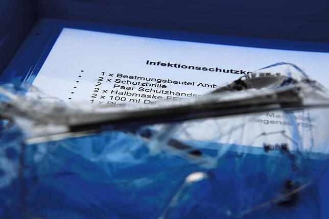 Die Schutzbrille darf im Infektionskoffer nicht fehlen.