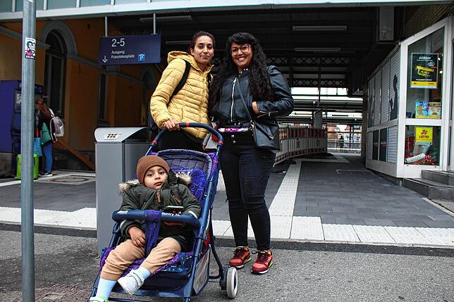 Nadine Saowli und Safa Jelassi sind oft mit Kinderwagen unterwegs – und tragen dann, Treppen hoch, Treppen runter.