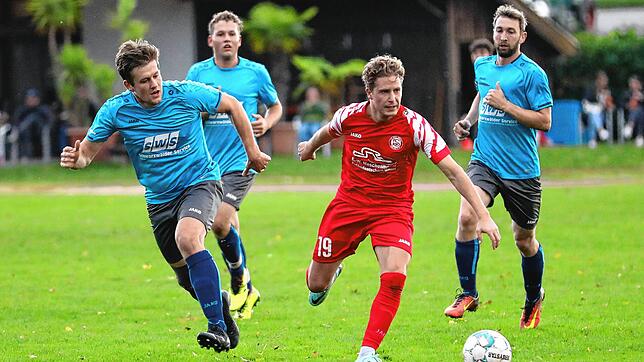 Julian Gundelsweiler (Mitte, FC RW Salem) setzt sich hier gegen drei Reichenauer durch. Die Salemer siegten mit 2:1 gegen die SG ...