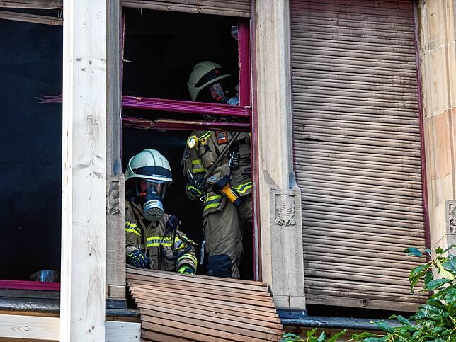 Bild 23: Die dritte Nacht des Konstanzer Großbrands: Immer wieder muss die Feuerwehr ran